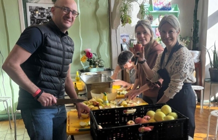 Aider les personnes dans le besoin avec joie : des membres du RC Genève-Lac dans la cuisine du Jardin de Montbrillant